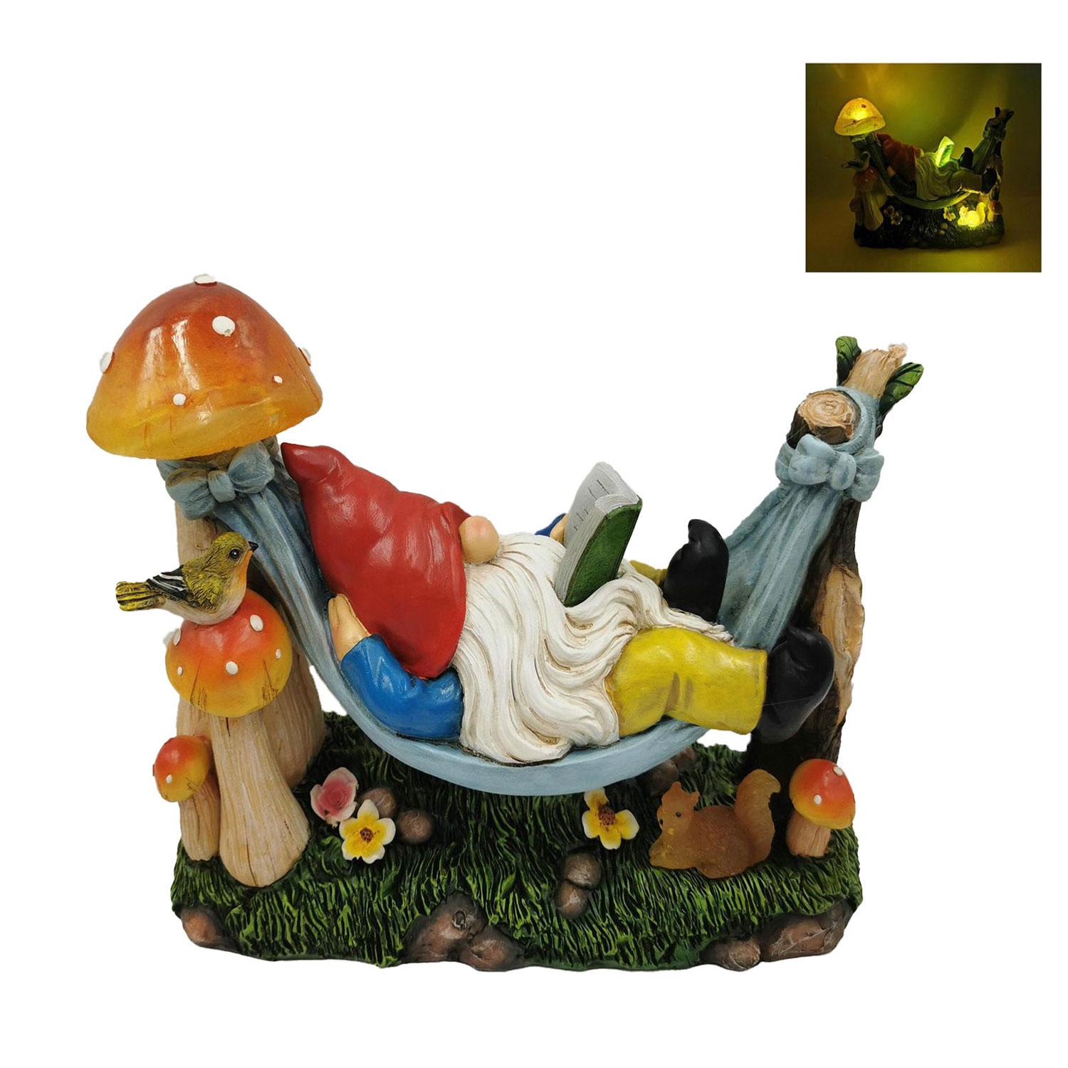 Gnome dans un hamac lisant avec des lumières