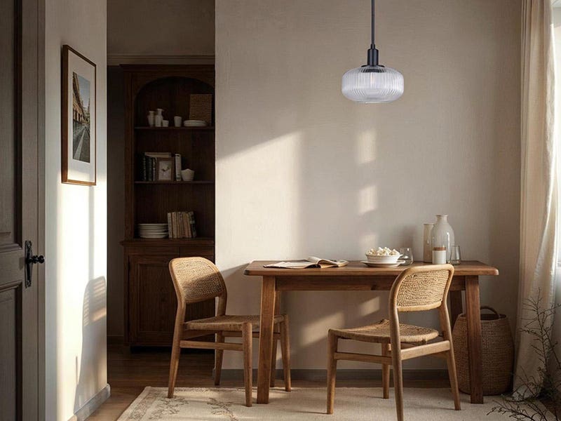 Espace repas chaud avec un plafonnier pendentif en verre unique