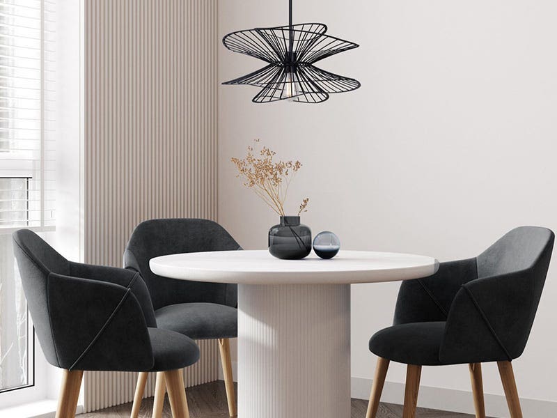 Coin repas moderne avec plafonnier noir sculptural