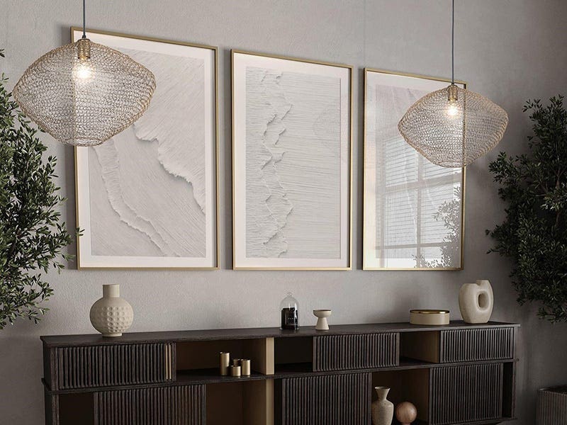 Salle à manger minimale avec deux plafonniers pendants tissés
