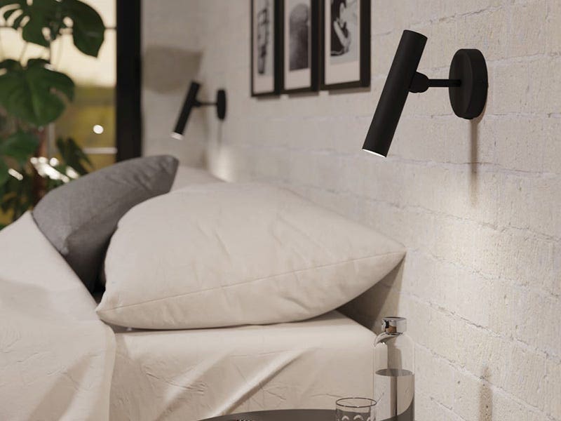 Chambre confortable avec deux lumières de lecture cylindriques noires murales