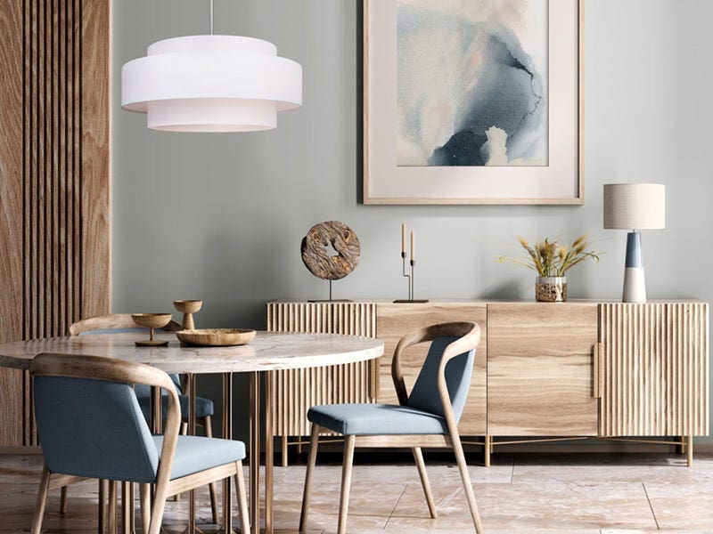Salle à manger avec plafonnier blanc superposé au-dessus de la table ronde
