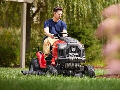 Lawn tractors image