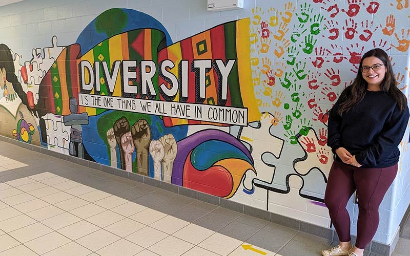 KENT Building Supplies est pr&eacute;sent devant une fresque o&ugrave; l'on retrouve le mot &laquo;diversit&eacute;&raquo;, qui favorise l'inclusion et la communaut&eacute;.